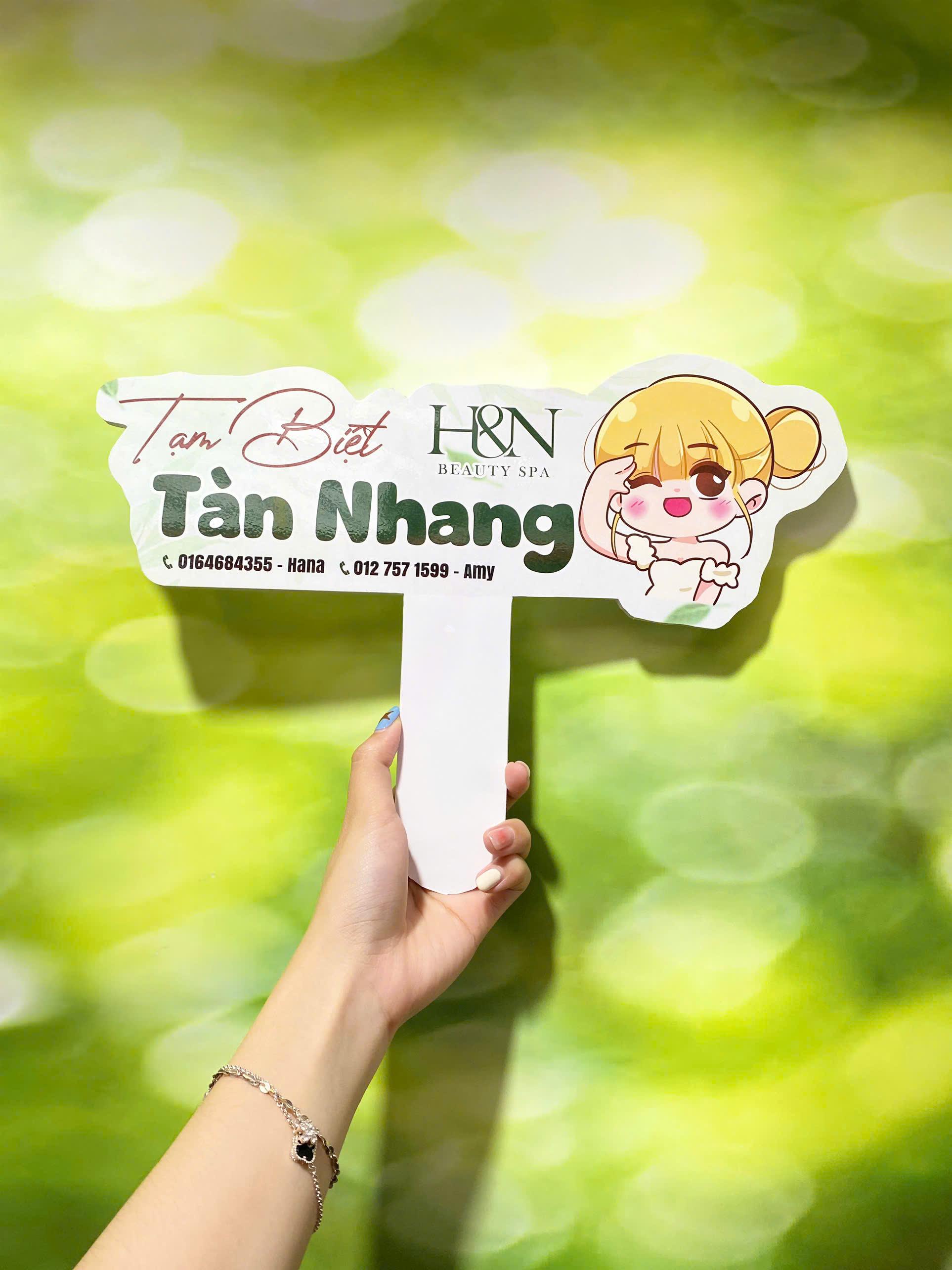 Sức Mạnh Đột Phá Của Hashtag Cầm Tay: Từ Đạo Cụ Chụp Ảnh Đến Công Cụ Marketing Viral Của In Nhanh Thủ Đức