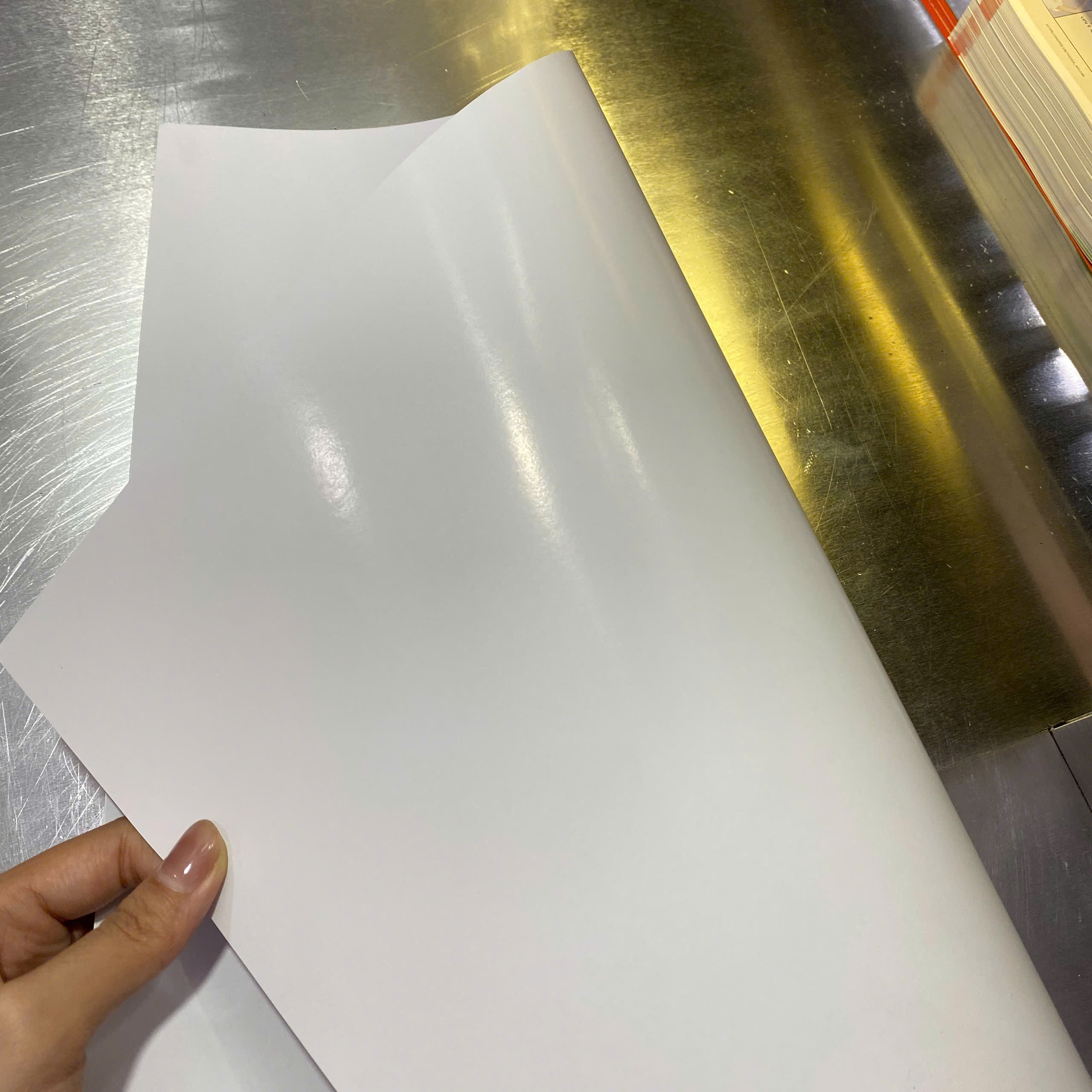 GIẤY BRISTOL LÀ GÌ? Phân Tích Chuyên Sâu Đặc Tính, Ứng Dụng Cao Cấp Trong In Ấn và Mỹ Thuật