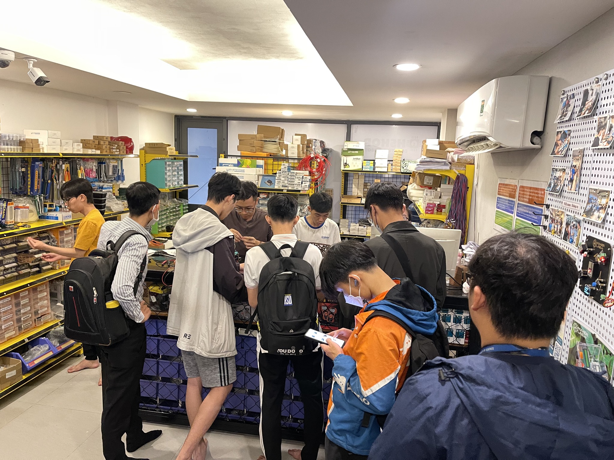 HSHOP.VN TUYỂN DỤNG NHÂN VIÊN NỮ THU NGÂN