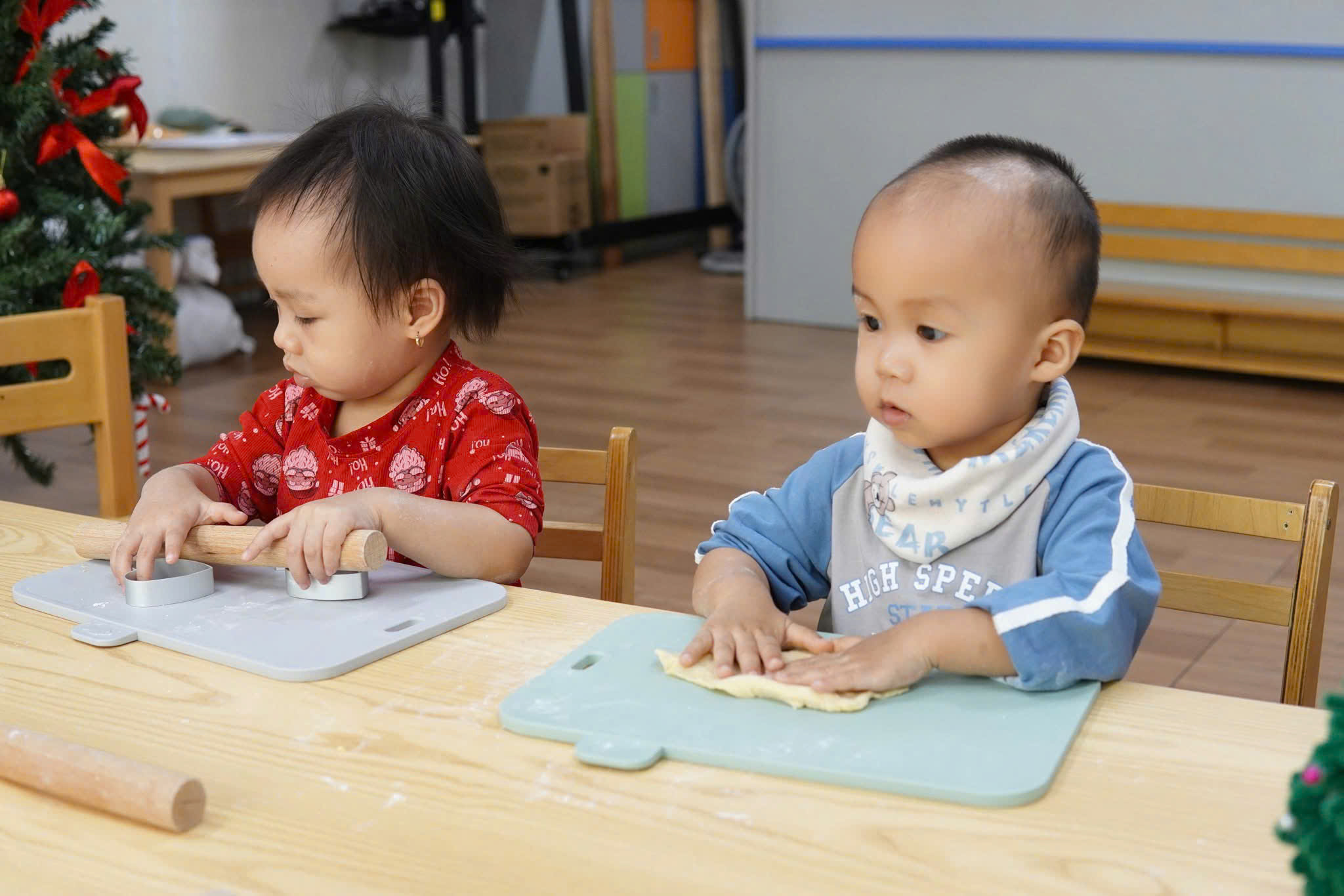 Montessori và giáo dục truyền thống khác nhau từ đâu?