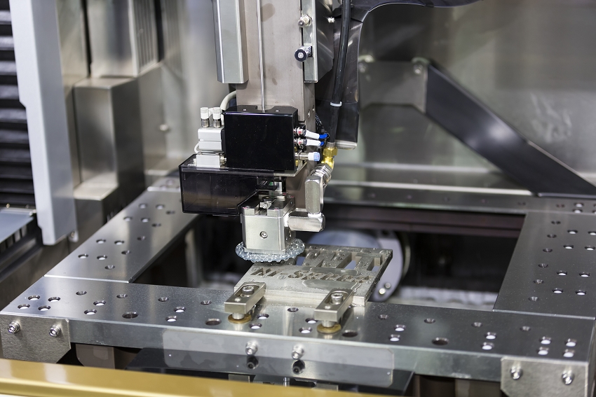 Gia công đục lỗ bằng máy CNC khác gì so với phương pháp truyền thống?