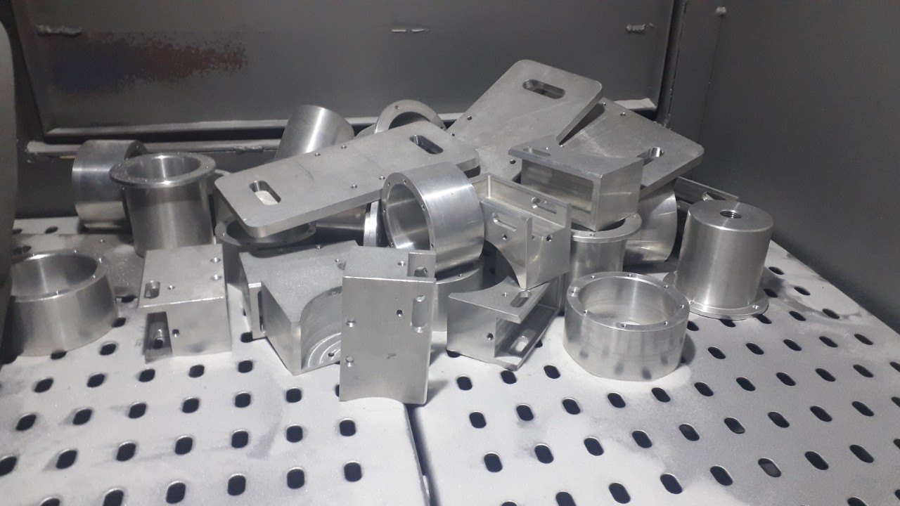 Quy trình gia công phun cát có an toàn với bề mặt inox không?