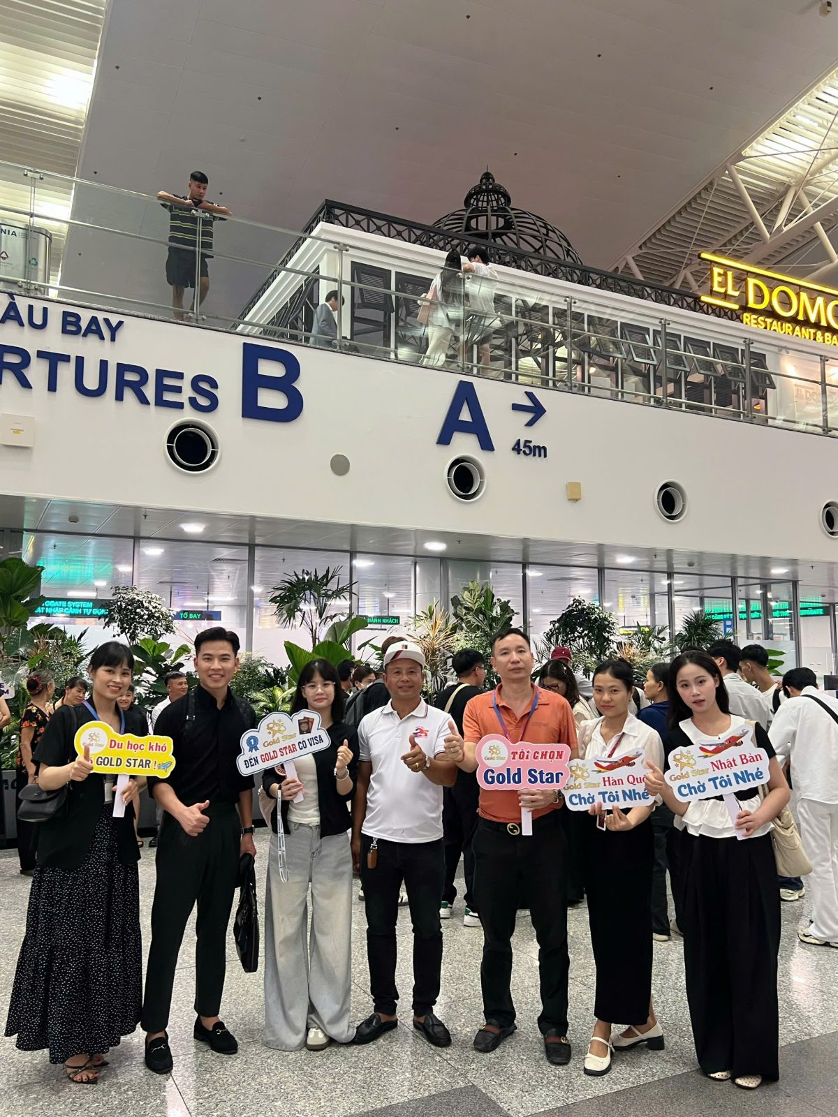 Gold Star tiễn học viên du học tại sân bay Nội Bài
