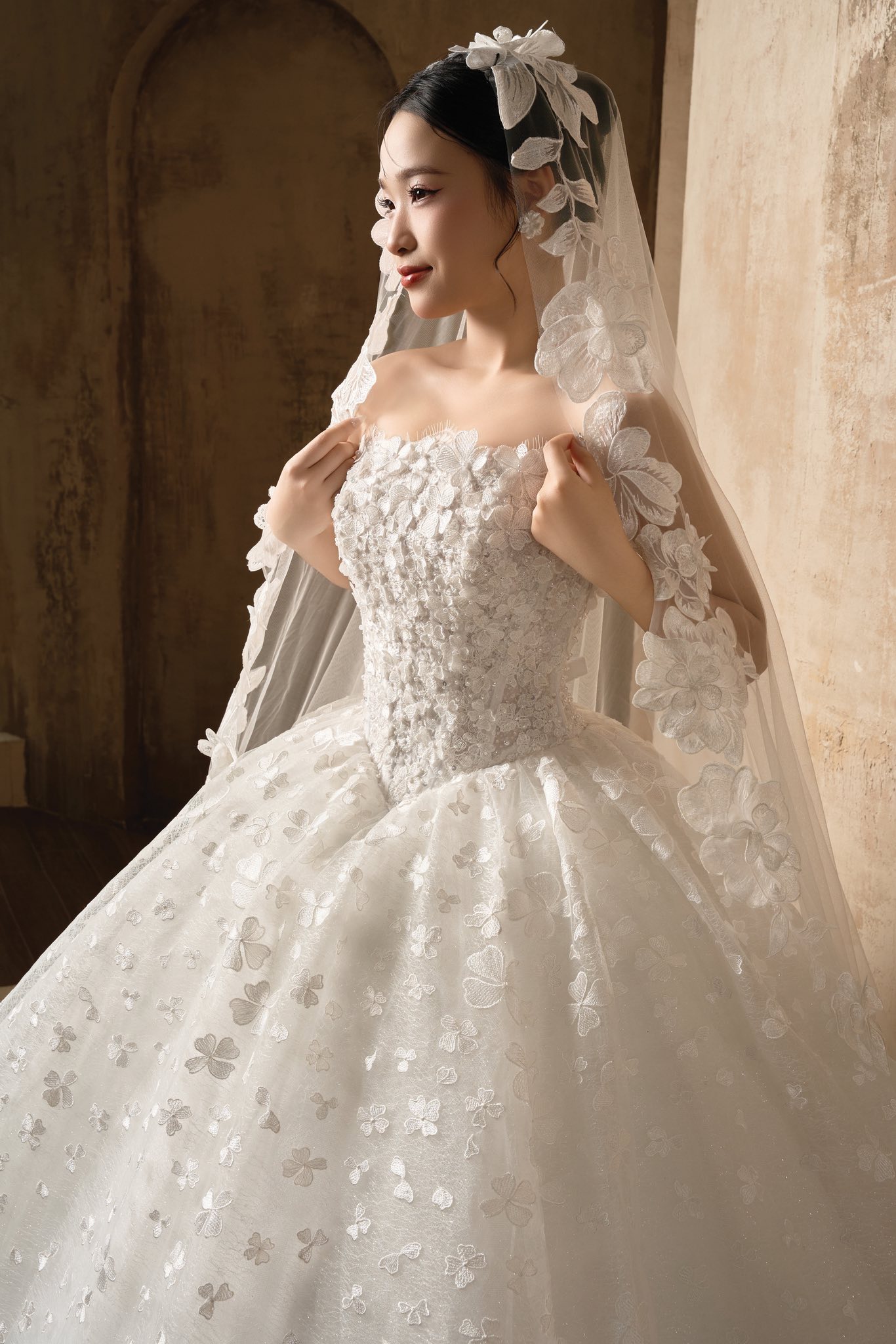 Voan Viền Ren Hoa Nổi 3D Cực Ấn Tượng UNA GOWNS