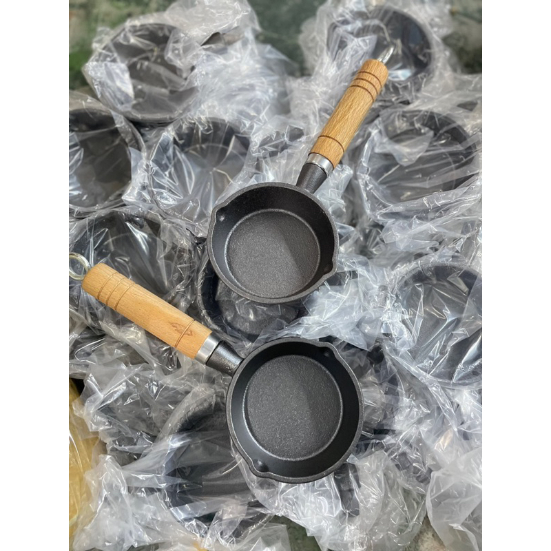 Chảo Quánh Gang Chống Dính Đáy Bằng Mini Size 13 Tay Cầm Gỗ Dùng Được Mọi Loại Bếp