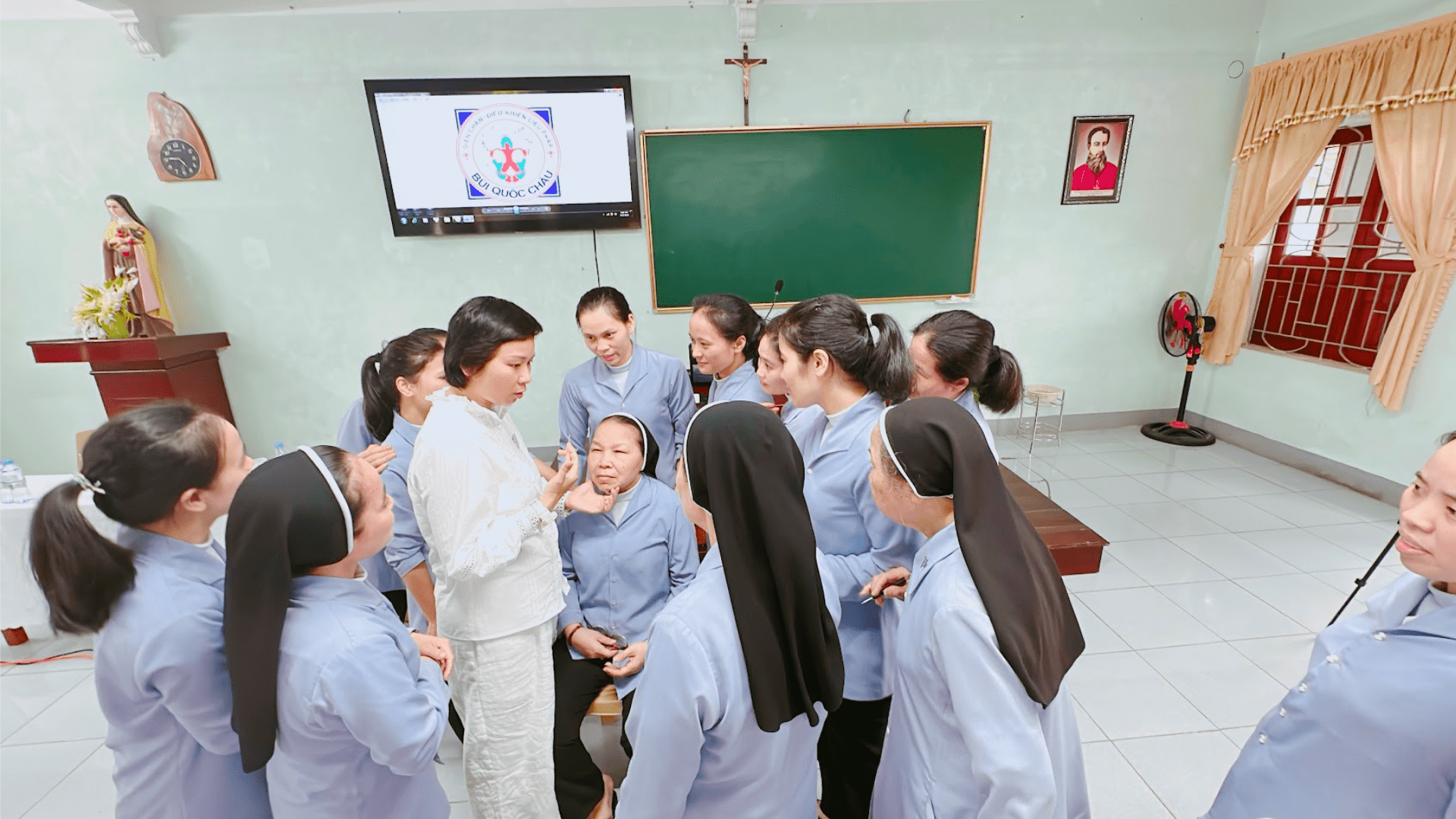 THẦY THUỐC TỰ THÂN ĐỒNG HÀNH CÙNG QUÝ TU SĨ