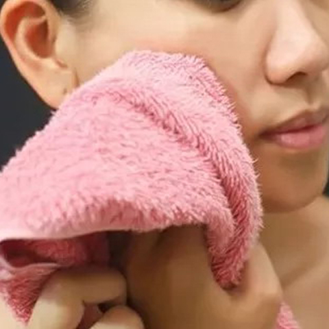 Lau mặt bằng khăn nóng: lợi ích không ngờ cho sức khỏe