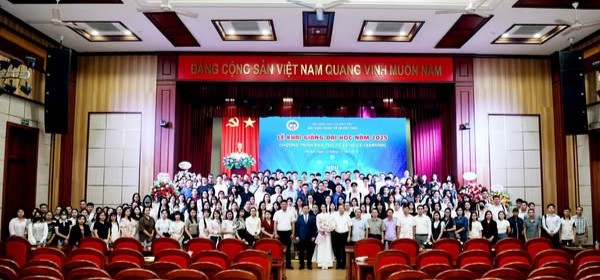 400 tân sinh viên hào hứng tham dự Lễ khai giảng chương trình Đào tạo từ xa NEU E-Learning đợt 7 năm 2025