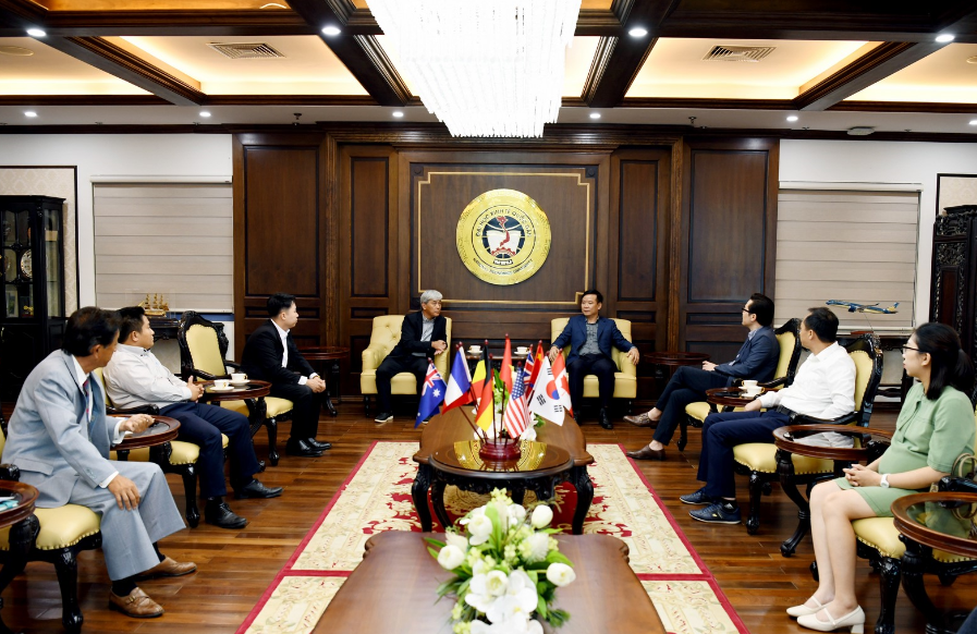 Chủ tịch Học viện Tokyo Sanritsu Nhật Bản và Chủ tịch Toyo Shouji., Ltd làm việc với trường Đại học Kinh tế Quốc dân