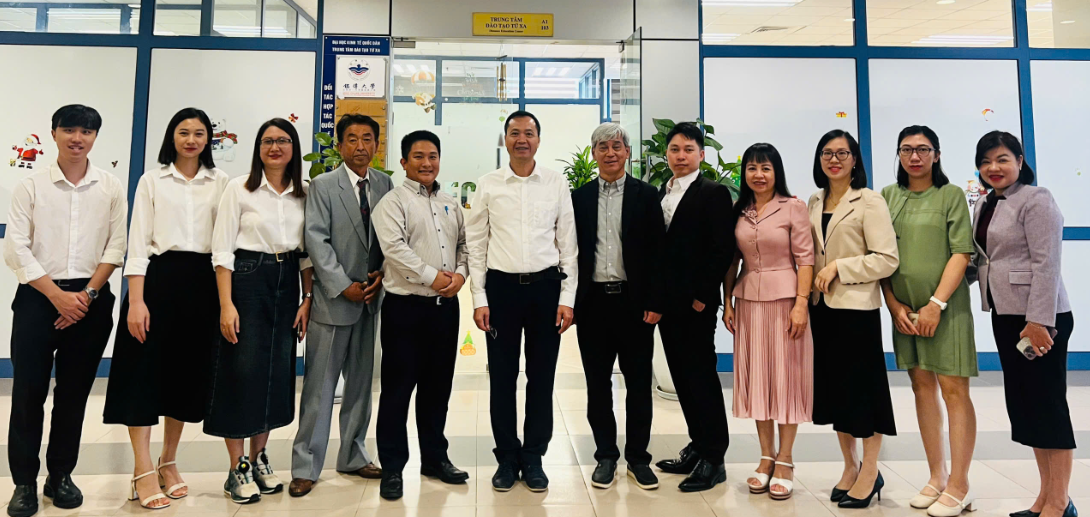 Chủ tịch Toyo Shouji., Lt cùng đoàn Chủ tịch Học viện Tokyo Sanritsu thăm Trung tâm đào tạo từ xa - Trường Đại học Kinh tế Quốc dân