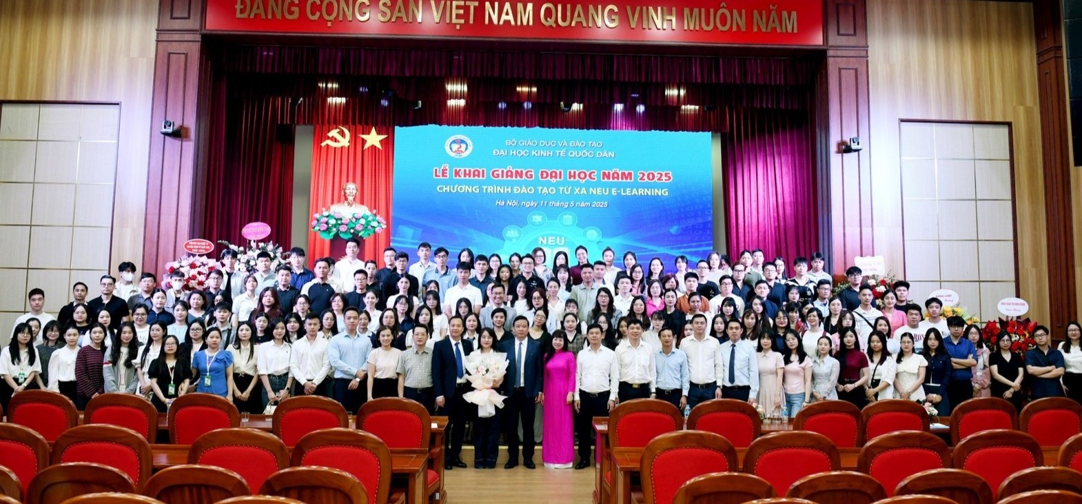 400 tân sinh viên rạng rỡ trong Lễ khai giảng chương trình Đào tạo từ xa NEU E-Learning