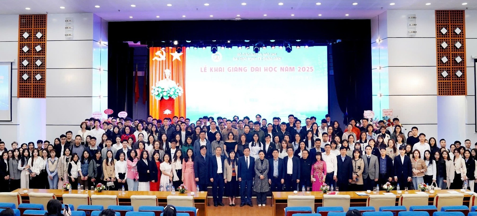 890 tân sinh viên rạng rỡ trong Lễ khai giảng chương trình Đào tạo từ xa NEU E-Learning