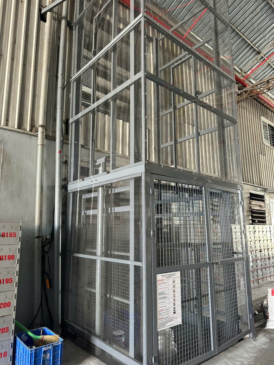 thang nâng hàng thủy lực 500kg
