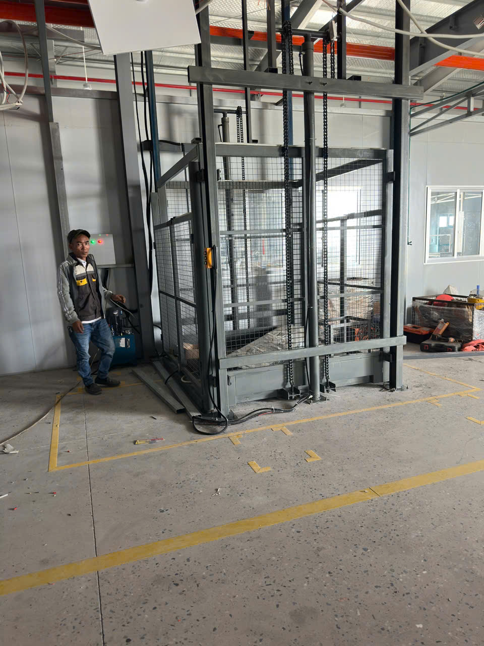 Thang nâng hàng thủy lực 1-5 tấn nâng 3-8m nhập khẩu
