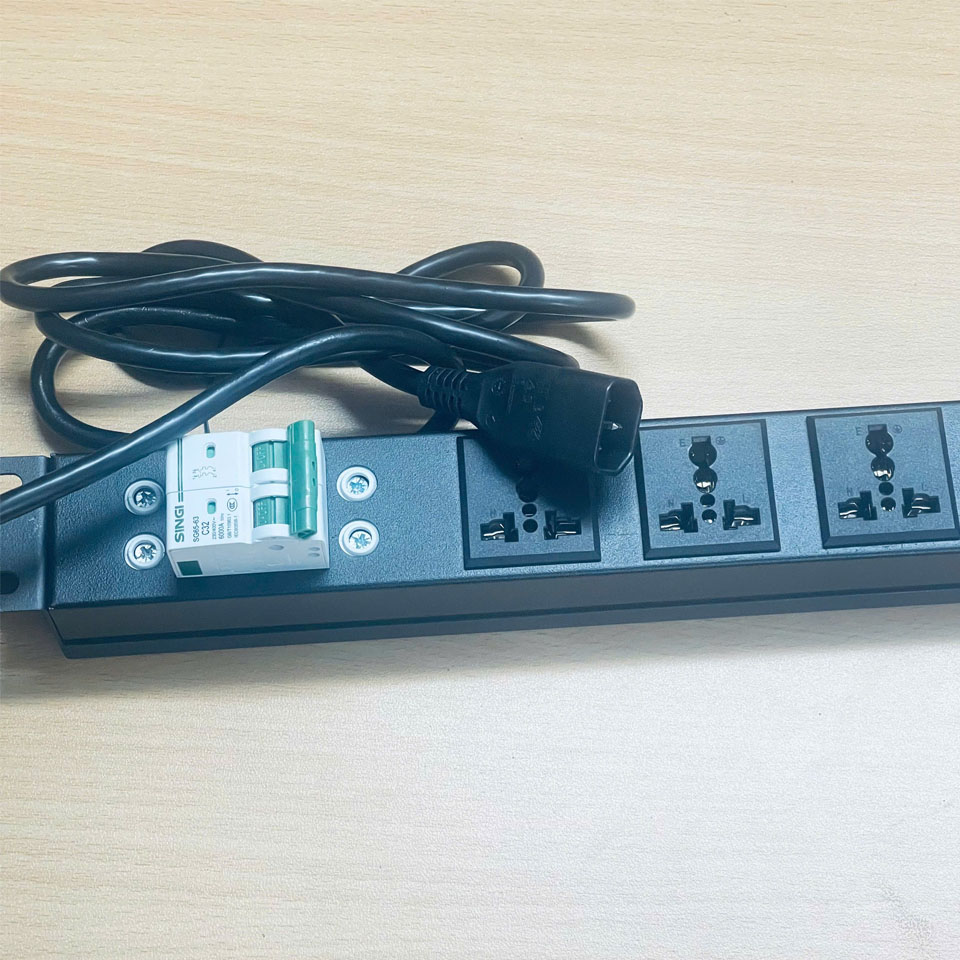 Thanh Phân Phối Nguồn Điện PDU Rack Universal 6 Way UK Outlet Có MCB SINGI Công Suất Max 16A to C14 Plug Power Cord 3x1.0mm² Dài 2M