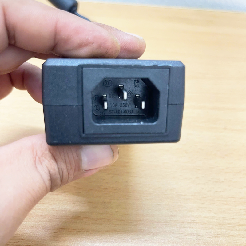 Chuyển nguồn 12V - 5.42A 65W XP Power VEC65US12 chân cắm 5.5mm x 2.5mm