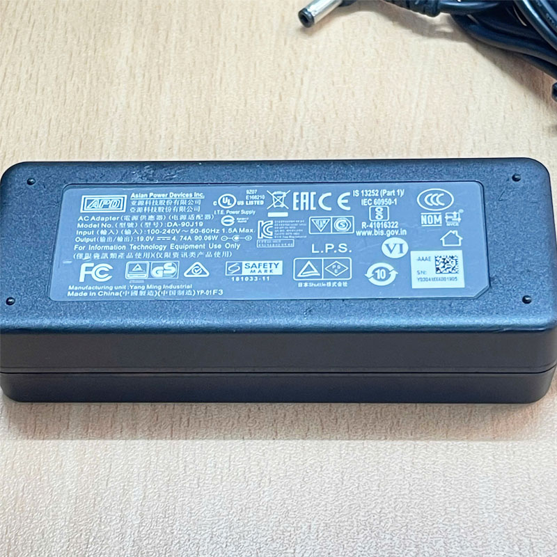 Adapter 19V 4.74A 90W APD DA-90J19 Connector Size 5.5mm x 2.5mm