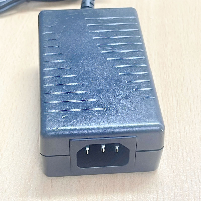 Chuyển Nguồn Adapter 5V 2.4A 12W MEAN WELL GS15A-1 Connector Size 5.5mm x 2.1mm