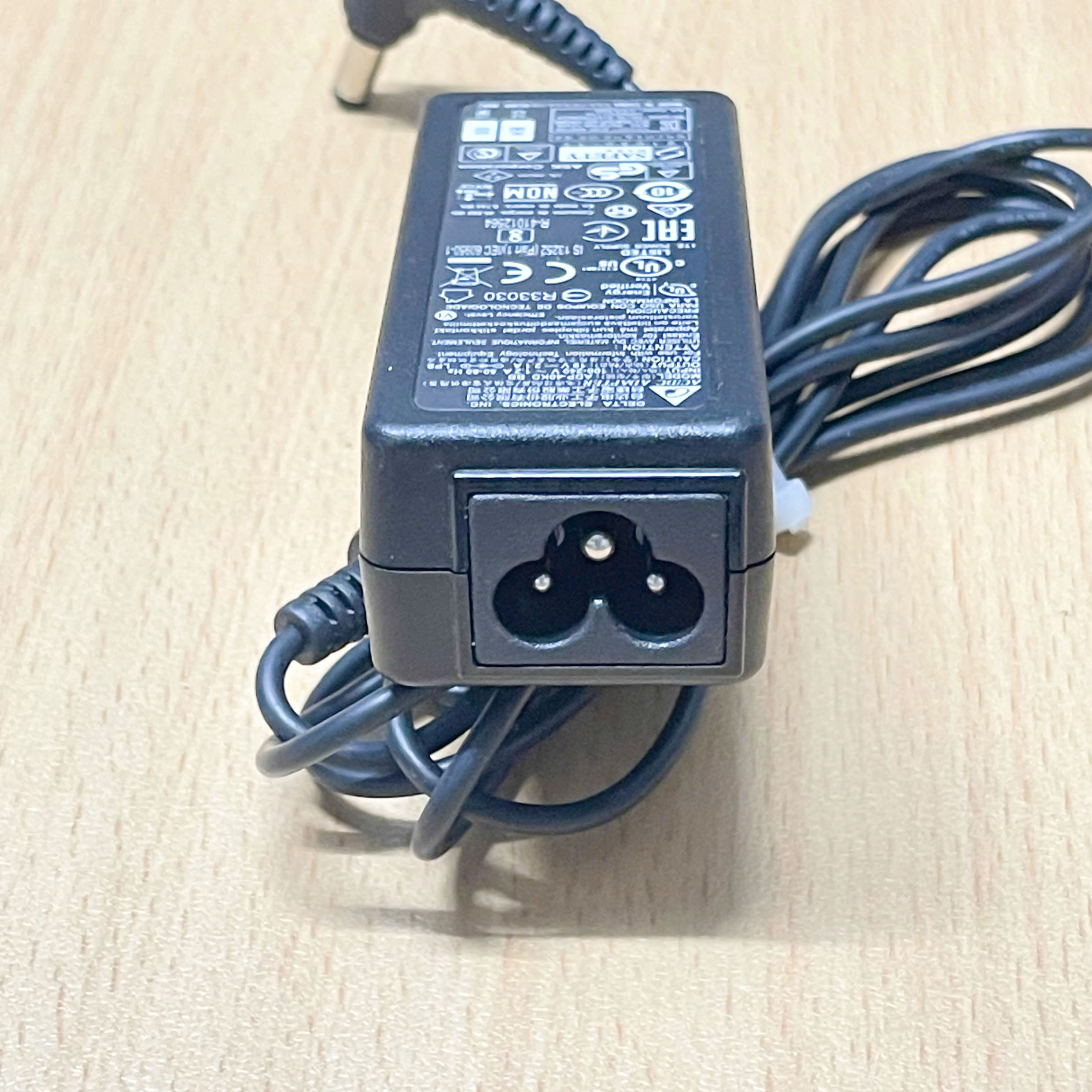 Adapter 19V 2.1A 40W DELTA ELECTRONICS INC ADP-40KD BB Connector Tip Size 5.5mm x 2.5mm