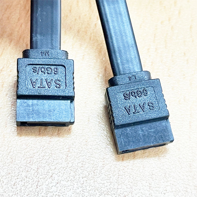 Bộ Dây Cáp Kết Nối Ổ Cứng SATA III 6BG/s GIGABYTE 12CF1-2SAT1B-0 1R