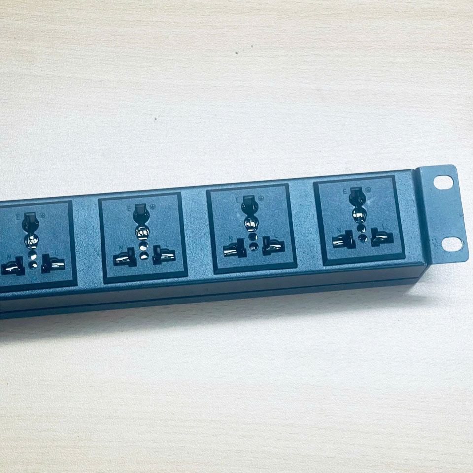 Thanh Phân Phối Nguồn Điện PDU Rack Universal 6 Way UK Outlet Có MCB SINGI Công Suất Max 16A to C14 Plug Power Cord 3x1.0mm² Dài 2M