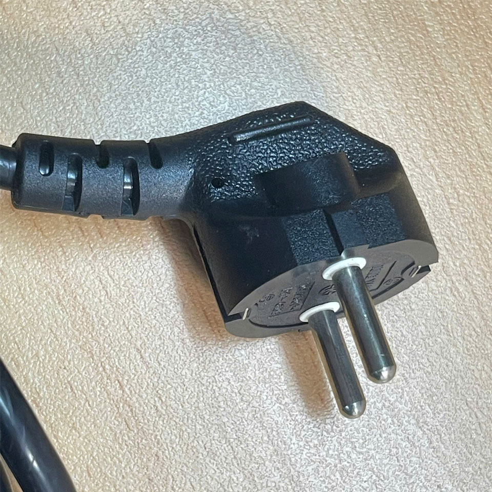 Dây Nguồn Vuông Góc Phải Chữ L 90 Độ DONG YANG DYP-G10B C13 European Schuko Power Cord CEE 7/7 to Right Angle IEC320 C13 10A 250V 3x0.75mm² Dài 1.5M