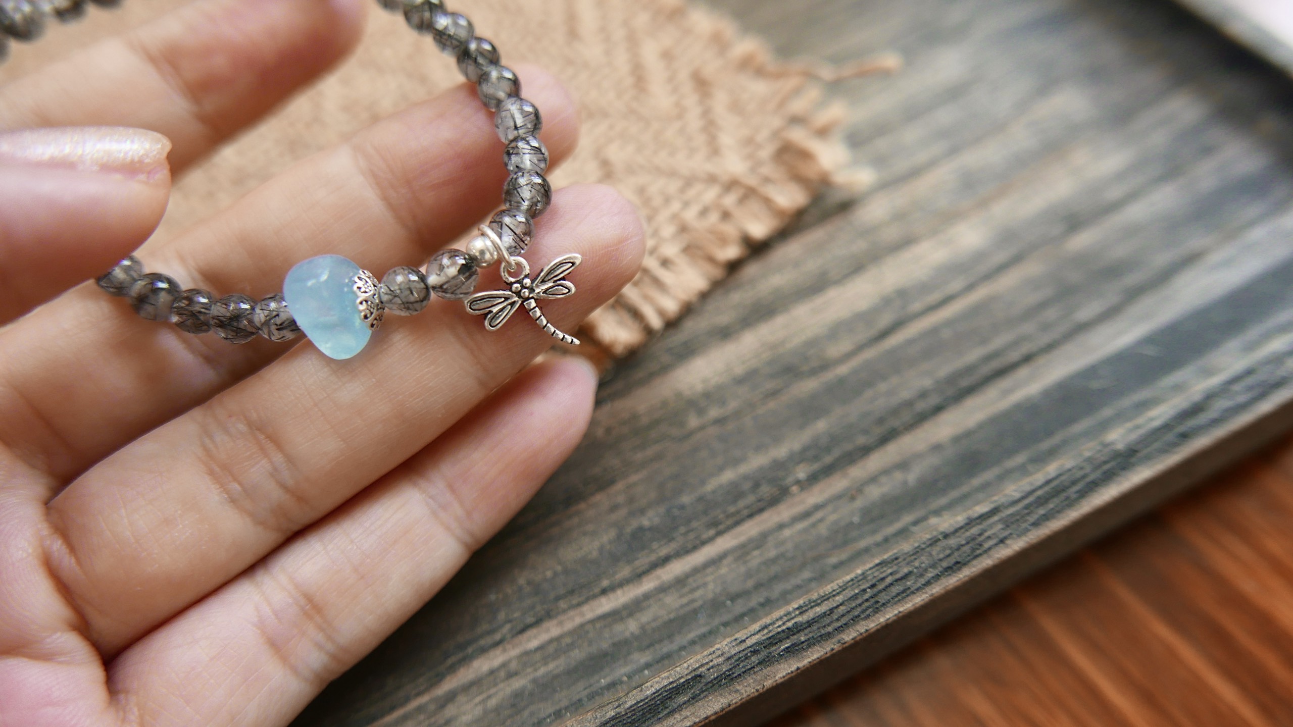 Vòng tay tóc đen mix viên chủ Aquamarien và Charm bạc thái