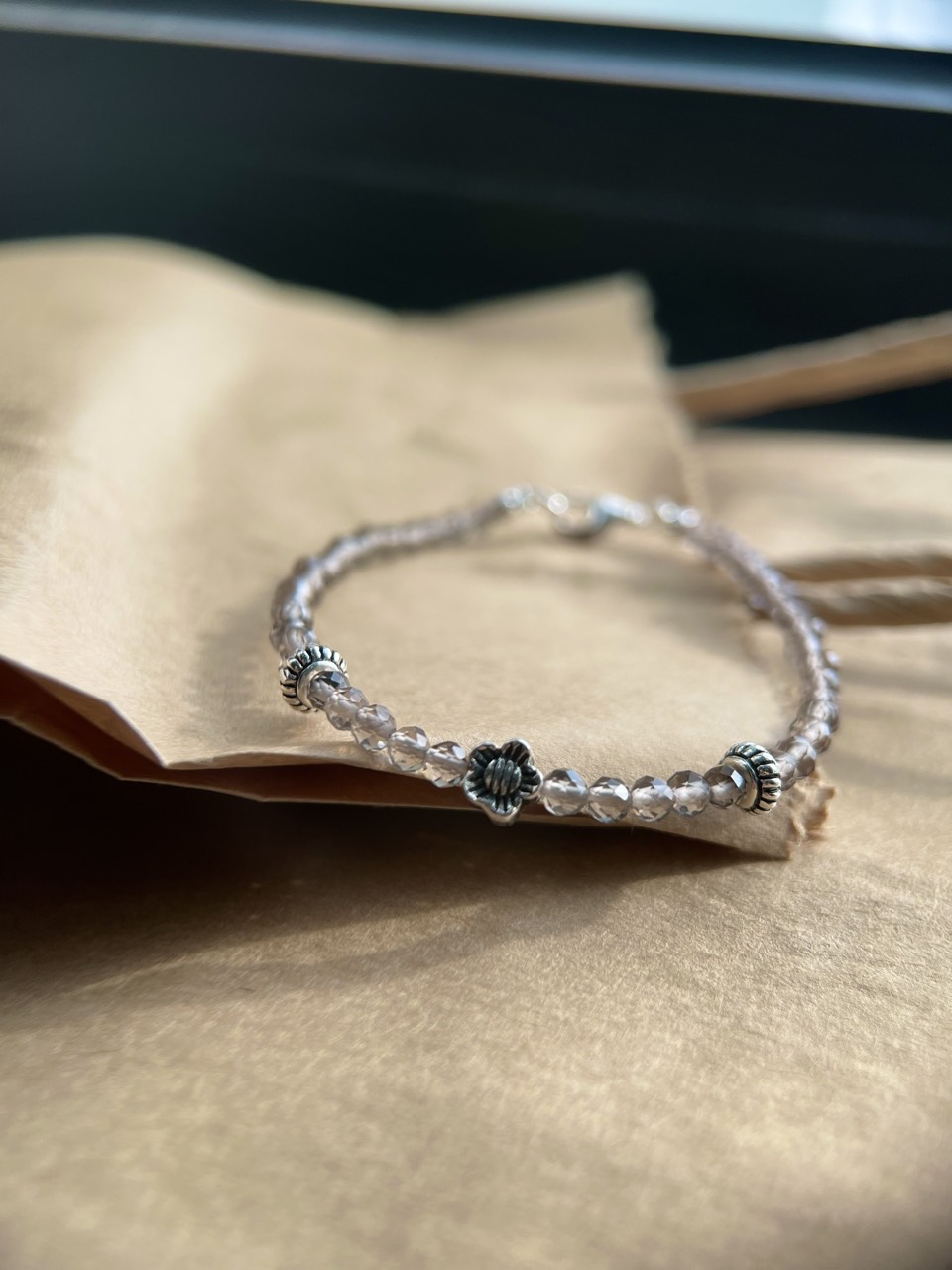 Vòng tay thạch anh khói mix charm bạc