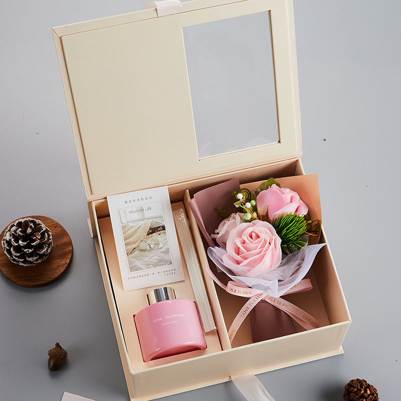 Set quà tặng bạn gái hoa sáp kèm tinh dầu