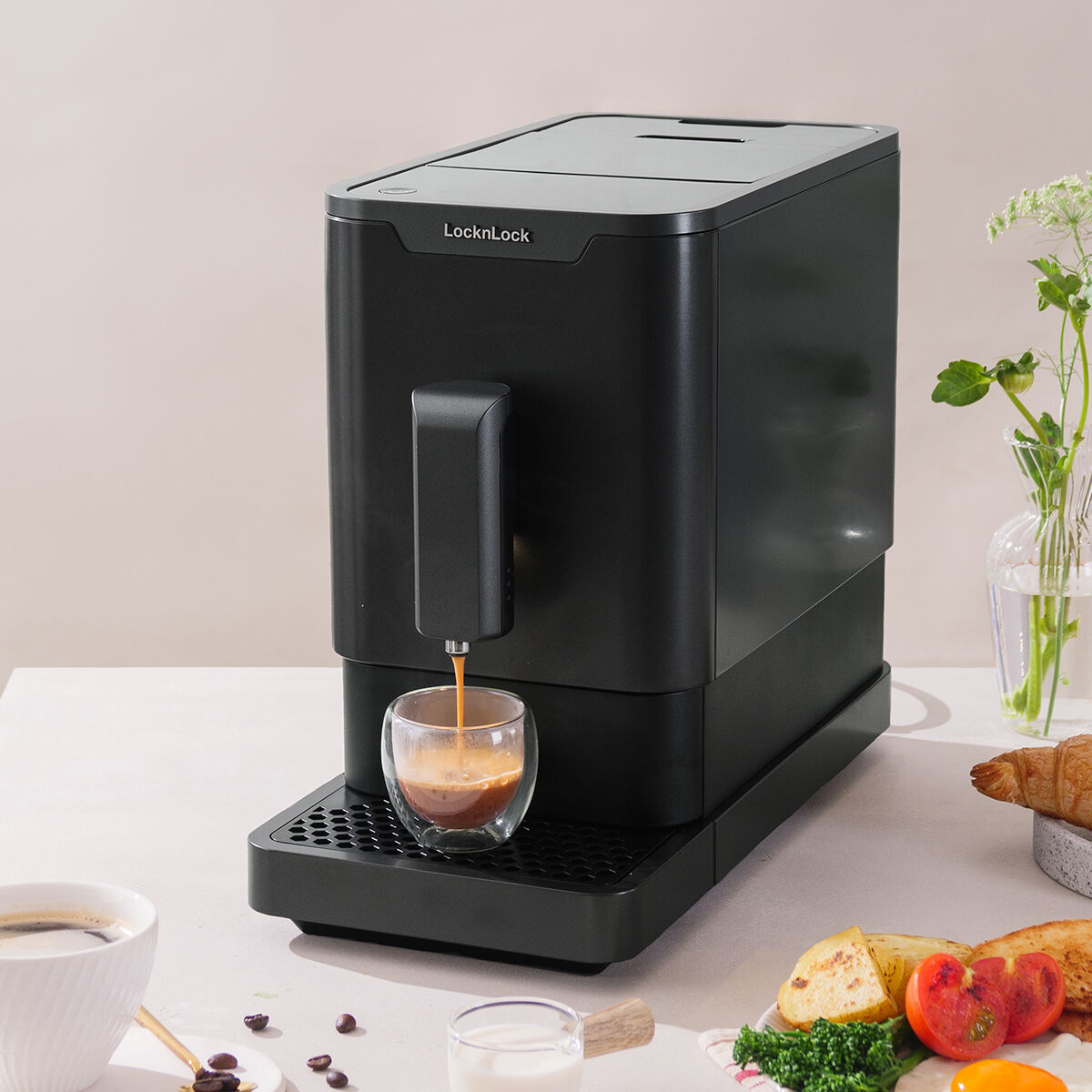 EJC636BLK - Máy pha cà phê Locknlock Espresso Machine 220V, 50Hz, 1235W - Màu đen