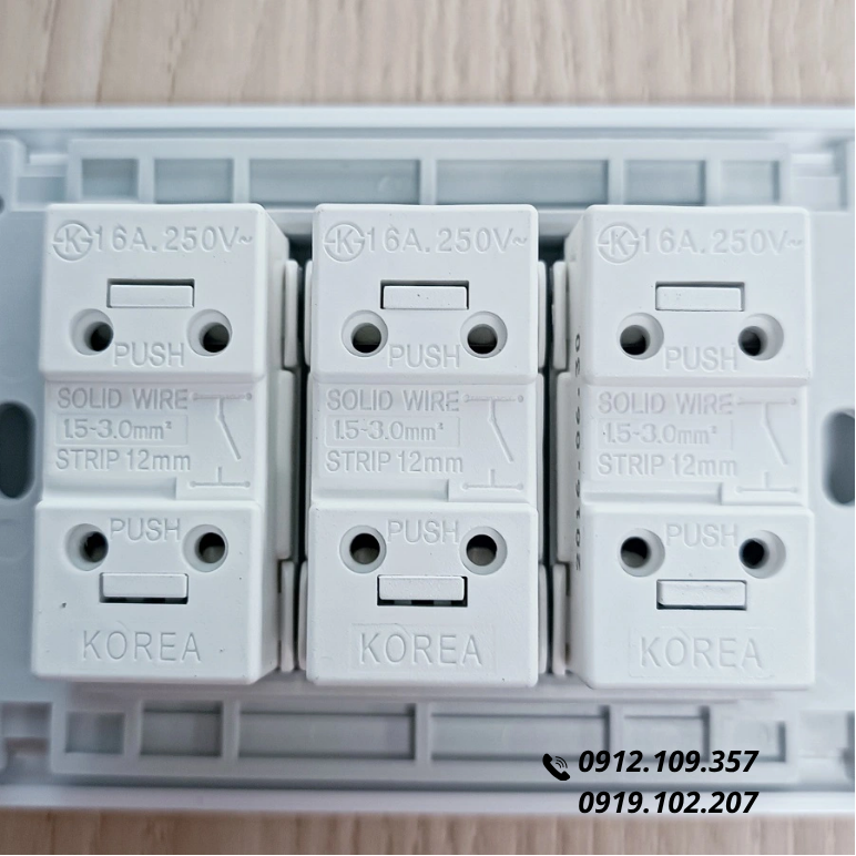 Công Tắc Điện Âm Tường 3 Nút Nhấn Hàn Quốc Dosel DLW2108
