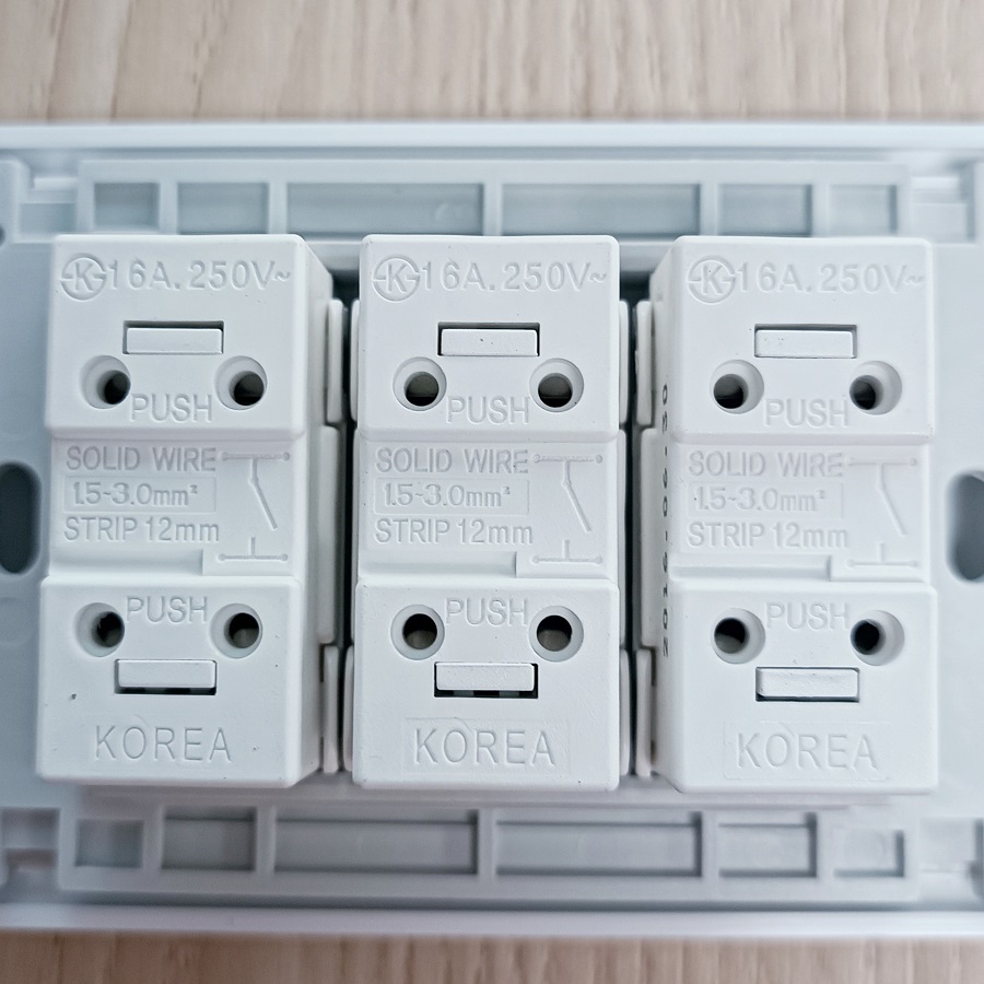 Công Tắc Điện Âm Tường 3 Nút Nhấn Hàn Quốc Dosel DLW2108