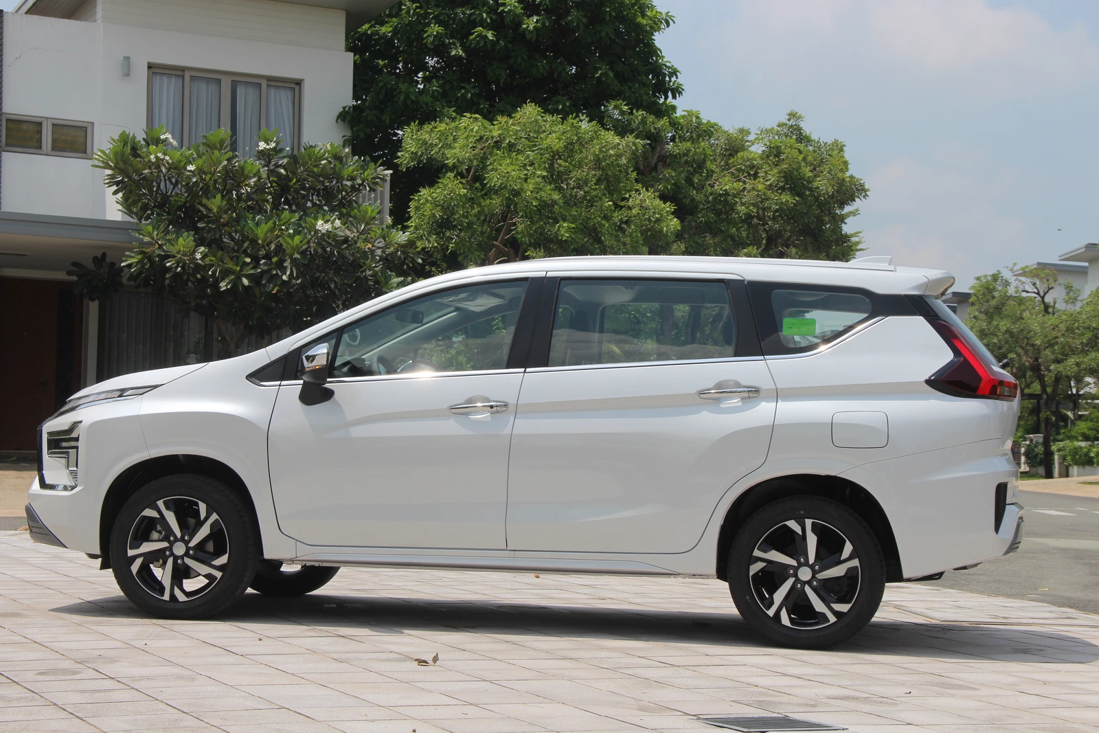 Ha Long Bay Limousine & Private Car Transfer from Hanoi