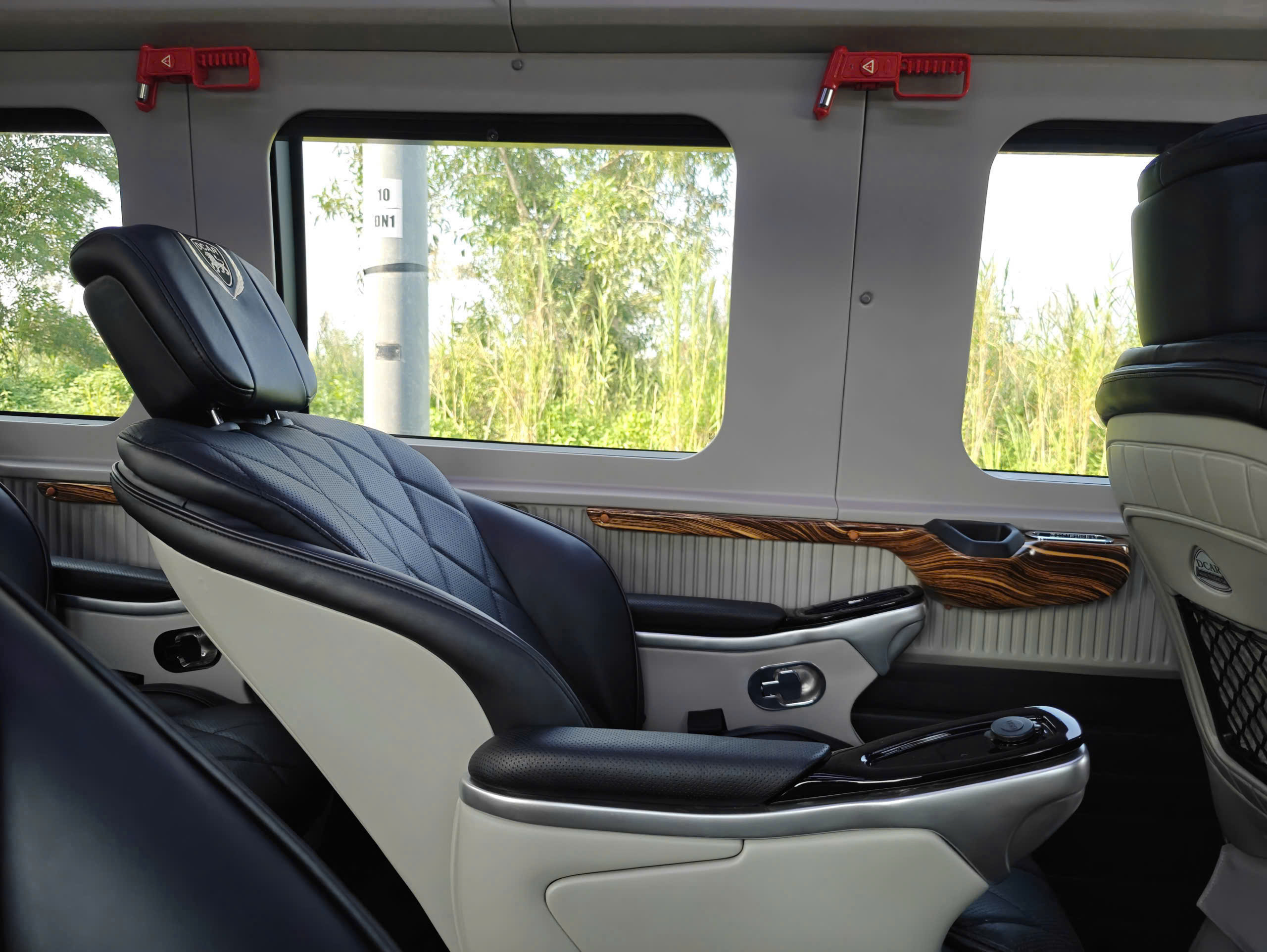 NOI BAI AIRPORT PICK UP - SENDING ( LIMOSINE 11 SEAT PRIVATE CAR )