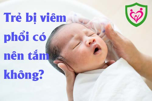 Trẻ bị viêm phổi có nên tắm không?