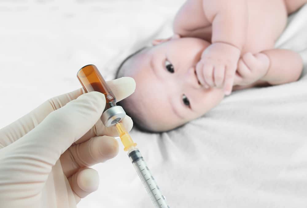 Tiêm vacxin 6 trong 1 có bị sốt không ? Cách xử lí thế nào ?