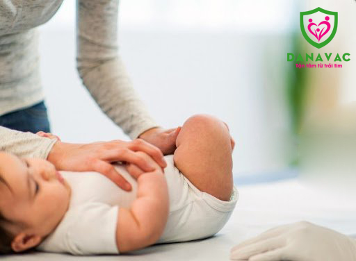 Trẻ nổi cục cứng ở đùi sau tiêm viêm não mô cầu BC có sao không?