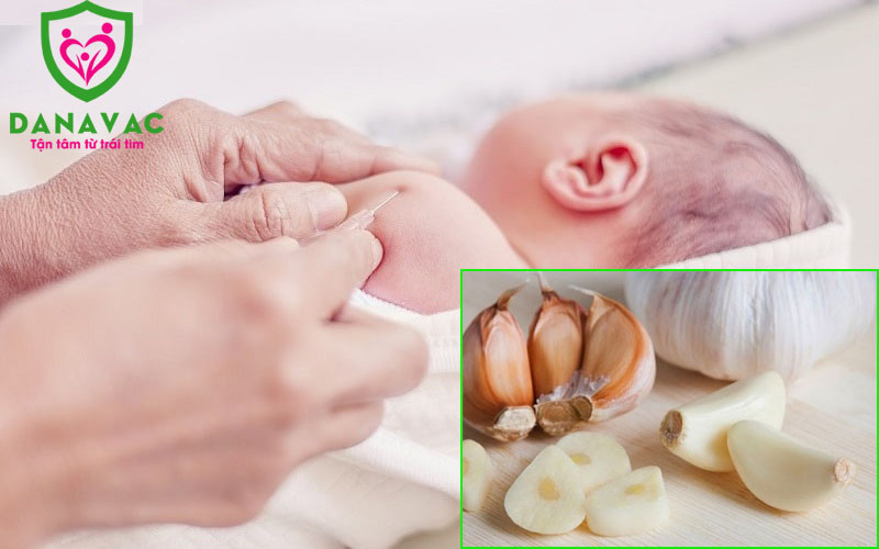 Có nên lấy tỏi đắp vết tiêm để trẻ khỏi bị sốt không?