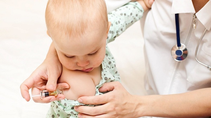 Tiêm vacxin cho trẻ em: Làm sao để bé vượt qua nỗi sợ kim tiêm?