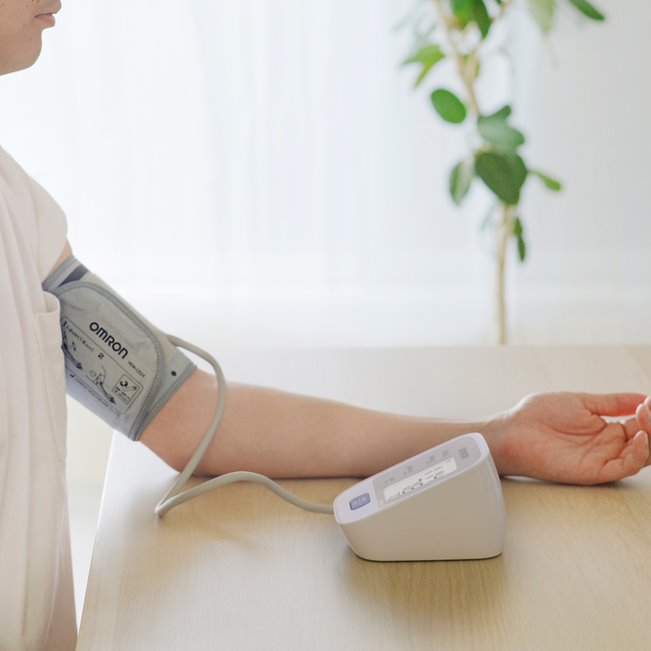 Máy đo huyết áp bắp tay OMRON HEM  7126 – Theo dõi huyết áp chính xác ngay tại nhà