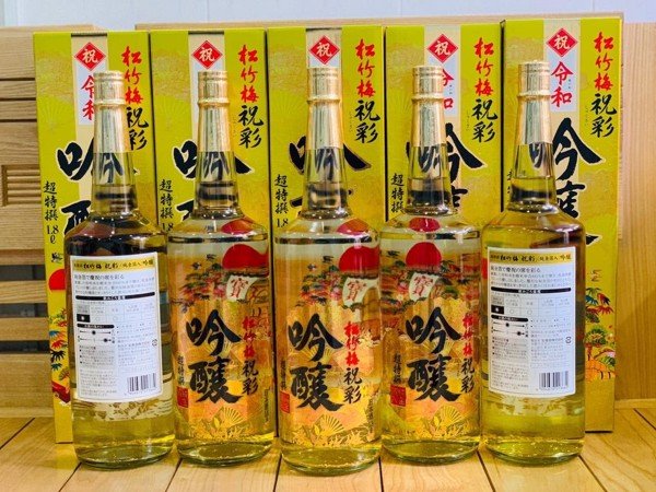 Rượu Sake Takara Shozu vảy vàng màu trắng 1.8 lít