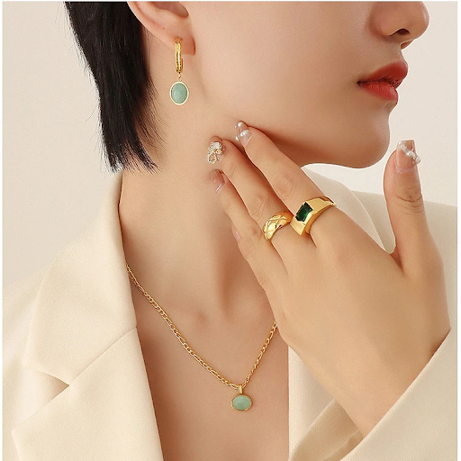 Đeo trang sức mã não cẩn thận