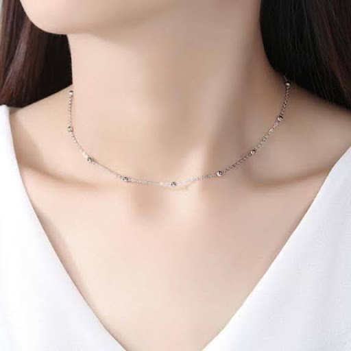 Dây chuyền mảnh, sát cổ cho dáng cổ cao, thon