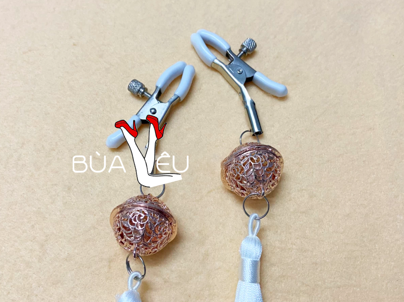 Lục lạc kẹp ti bạo dâm kích thích dành cho nữ