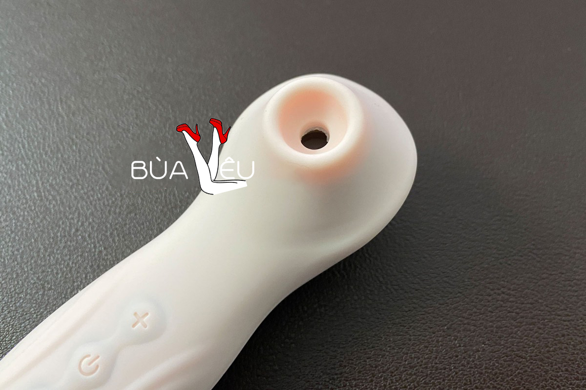Lưỡi bú mút ngực kích thích