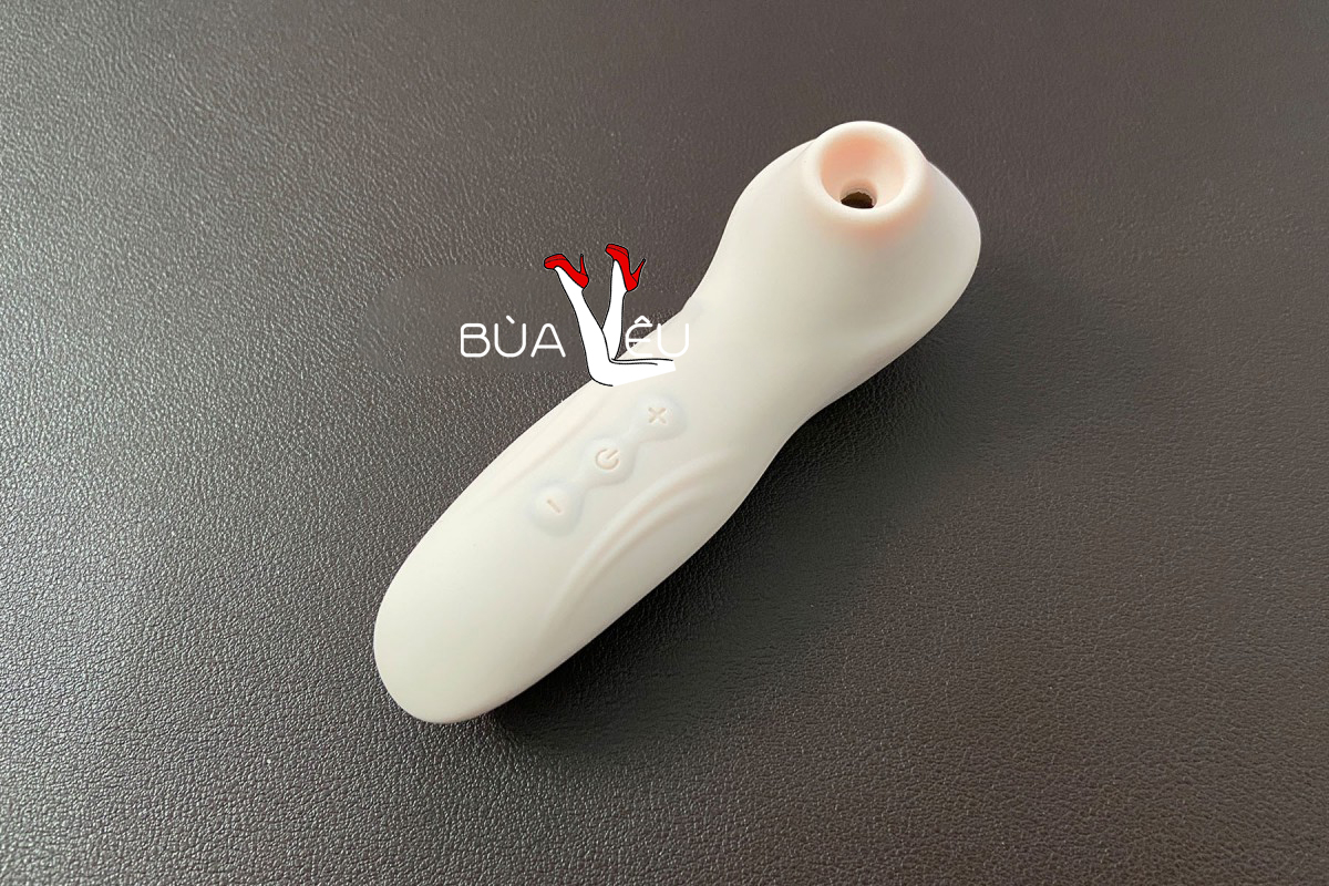 Lưỡi bú mút ngực kích thích