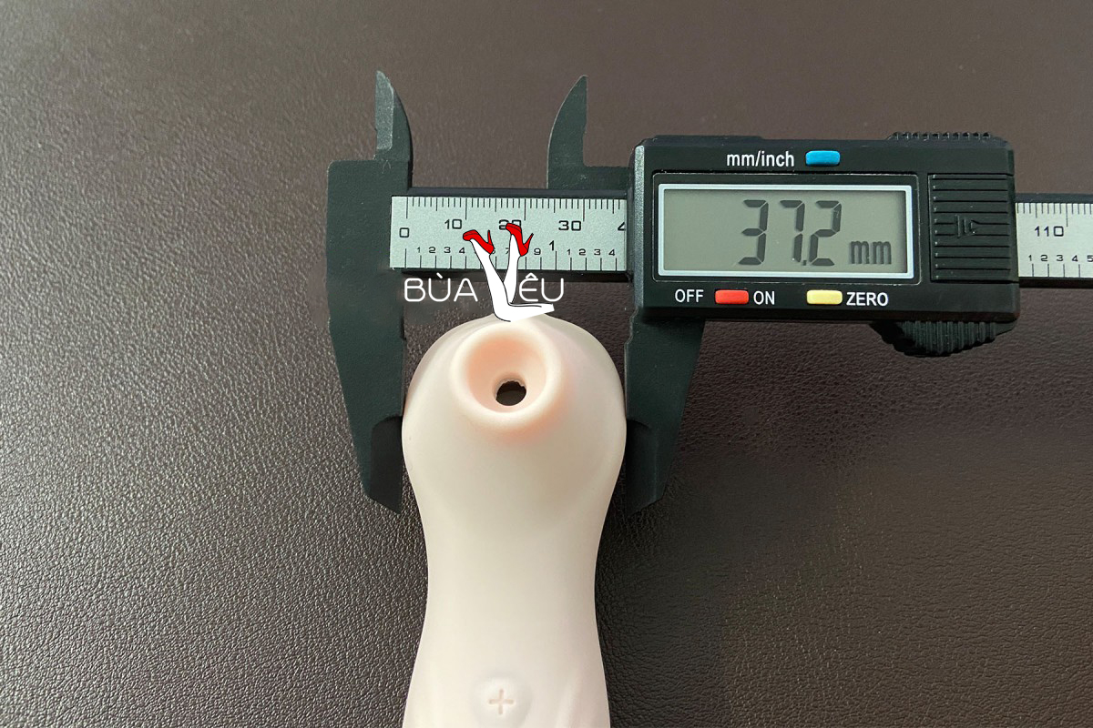 Lưỡi bú mút ngực kích thích