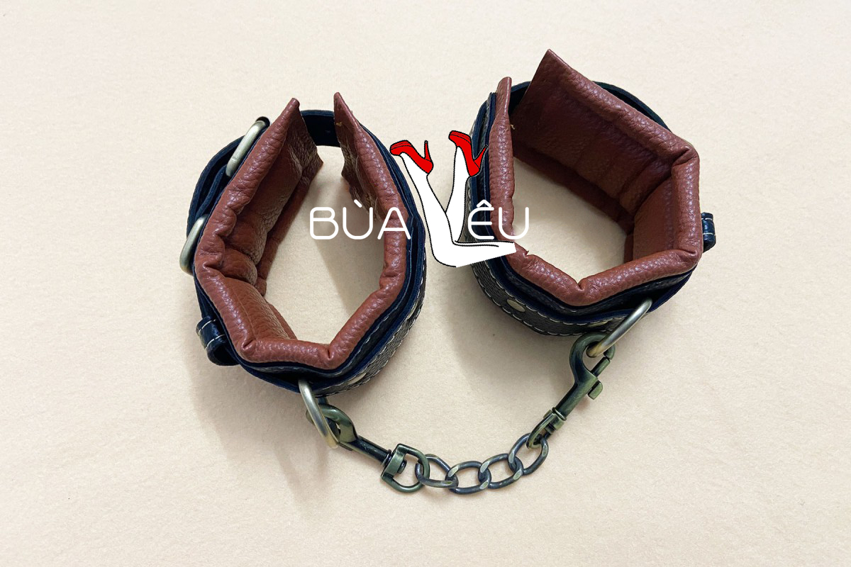 Đồ chơi tình yêu bạo dâm khoá tay da