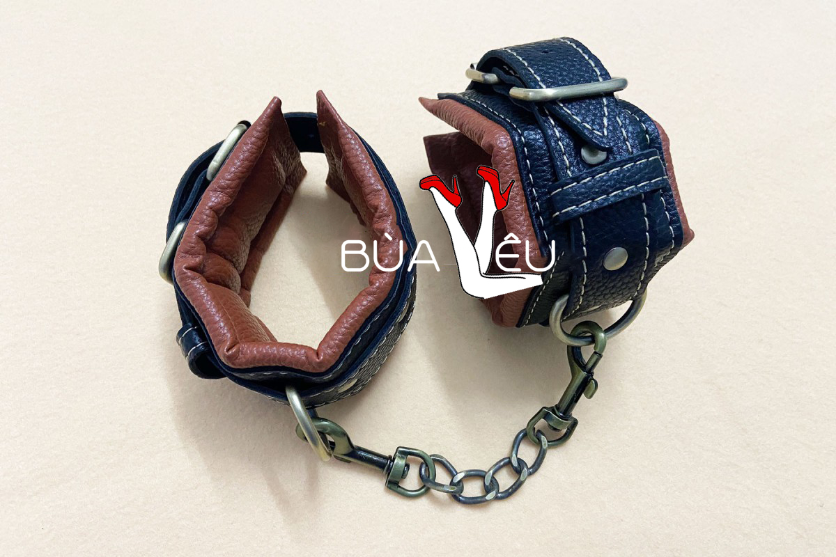 Đồ chơi tình yêu bạo dâm khoá tay da