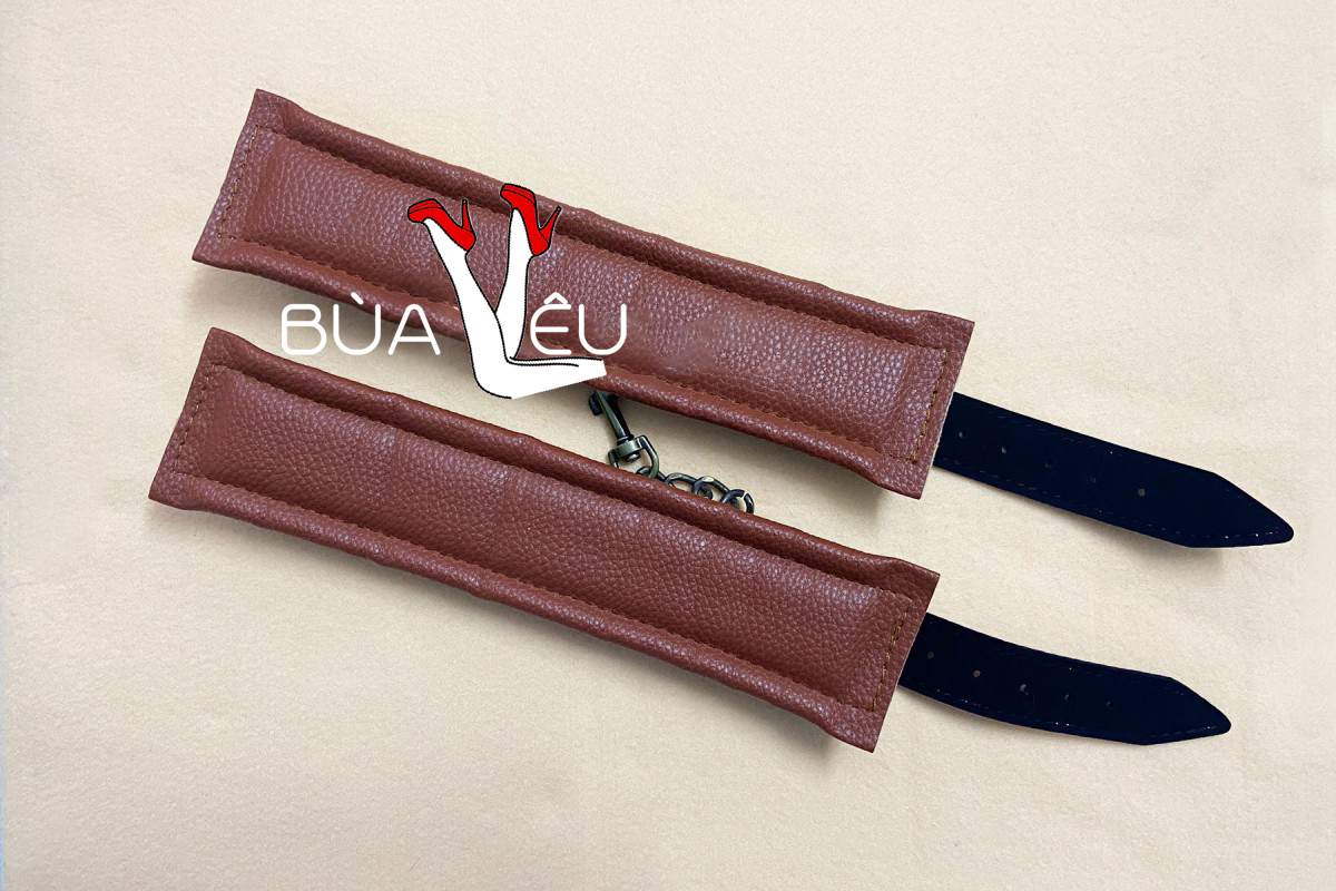 Đồ chơi tình yêu bạo dâm khoá tay da